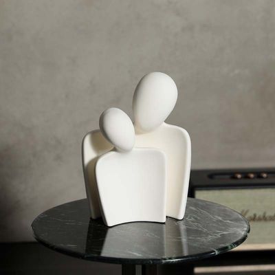 Customized Size Durable Bamboo Romantic Hugged Lovers Statue for Wedding Table Decor