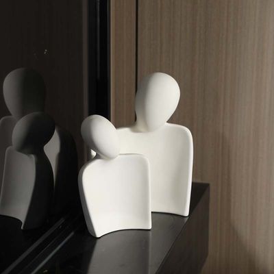 Customized Size Durable Bamboo Romantic Hugged Lovers Statue for Wedding Table Decor