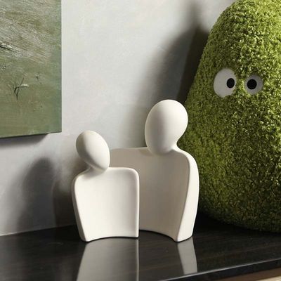 Customized Size Durable Bamboo Romantic Hugged Lovers Statue for Wedding Table Decor