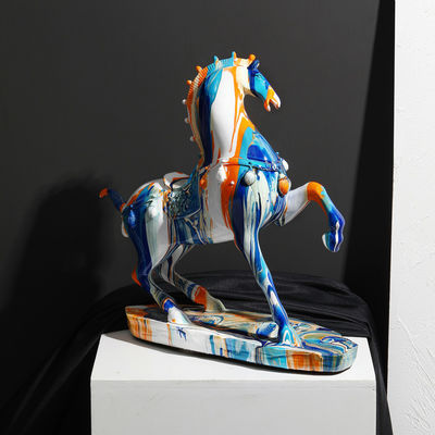 Customized Size Camouflage Design Resin Horse Sculpture for Congratulatory Occasions