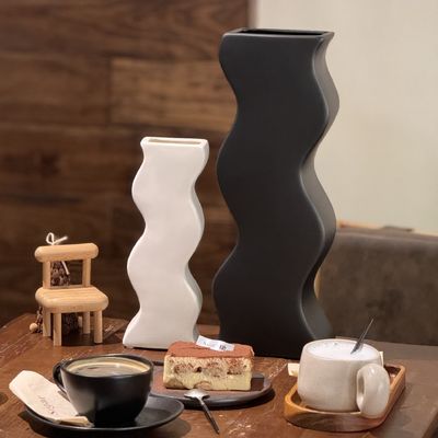 Customized Color Post-modern Ceramic Vase for Home Ornaments and Fresh Arrangements