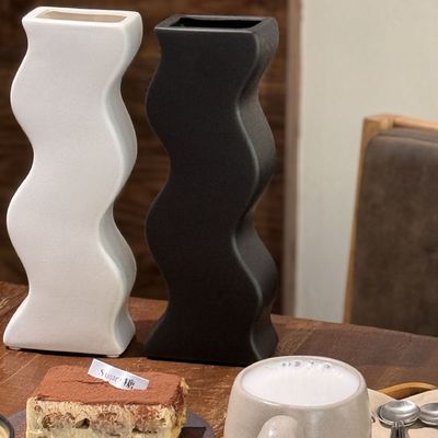Customized Color Post-modern Ceramic Vase for Home Ornaments and Fresh Arrangements