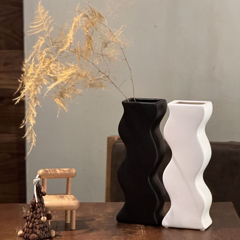 Customized Color Post-modern Ceramic Vase for Home Ornaments and Fresh Arrangements