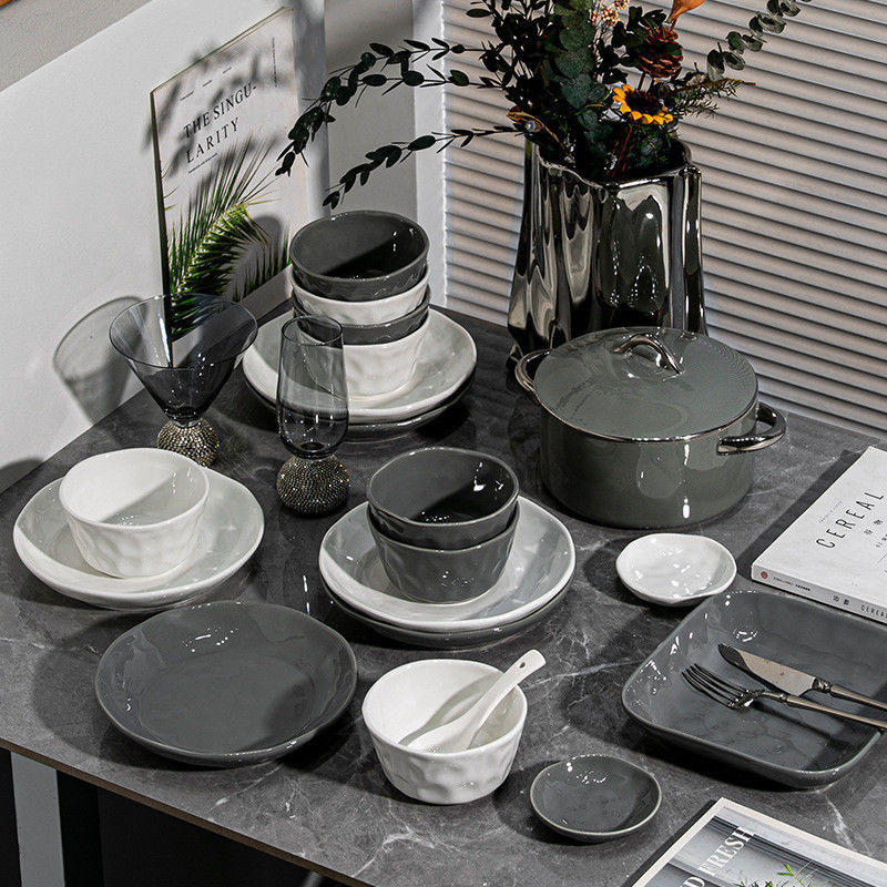Contemporary Disposable End Gold Rim Ceramic Dinnerware Set for Home and Hotel Usage